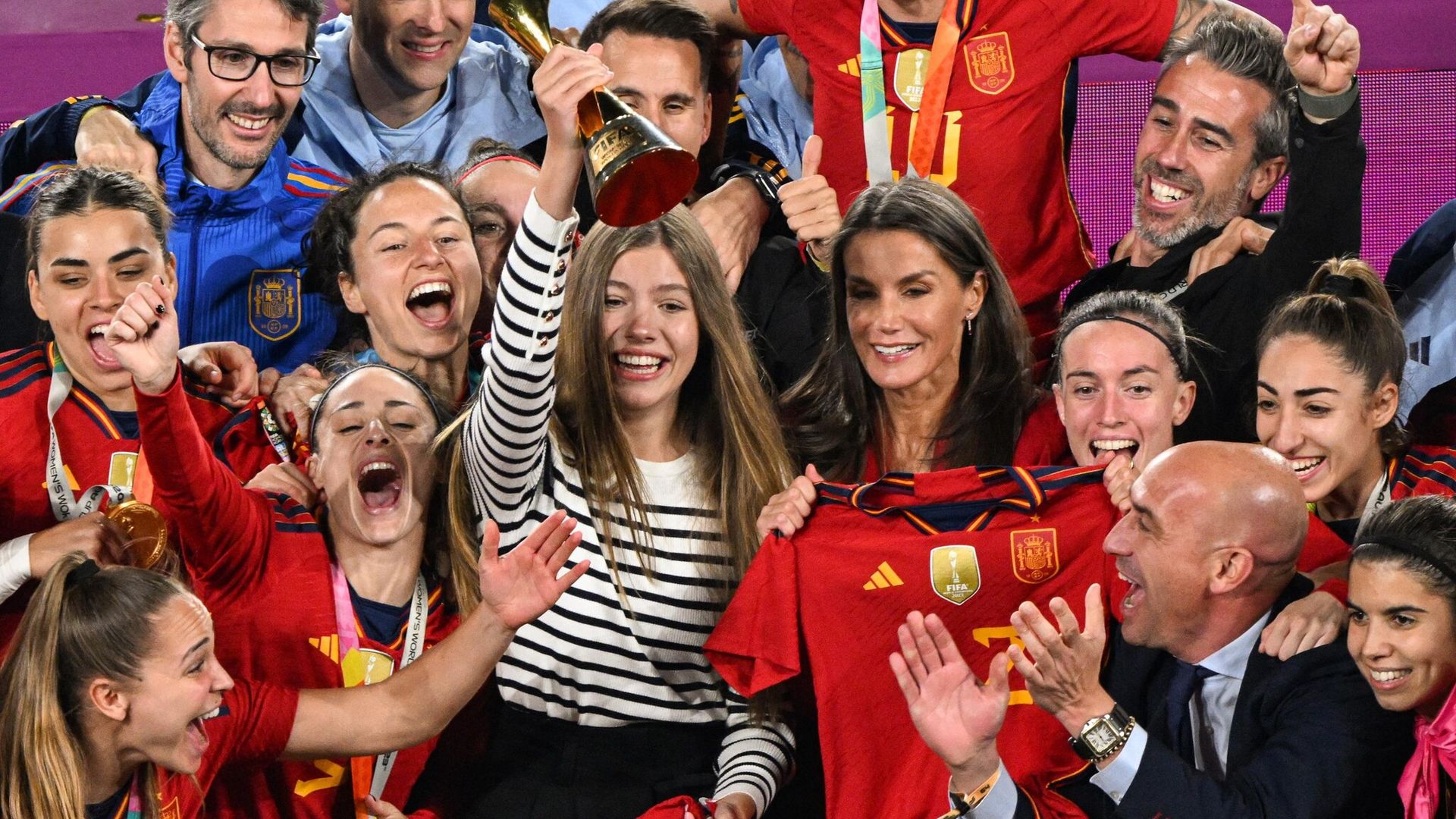 La reina Letizia y la infanta Sofía celebran el triunfo de España en el Mundial de Fútbol