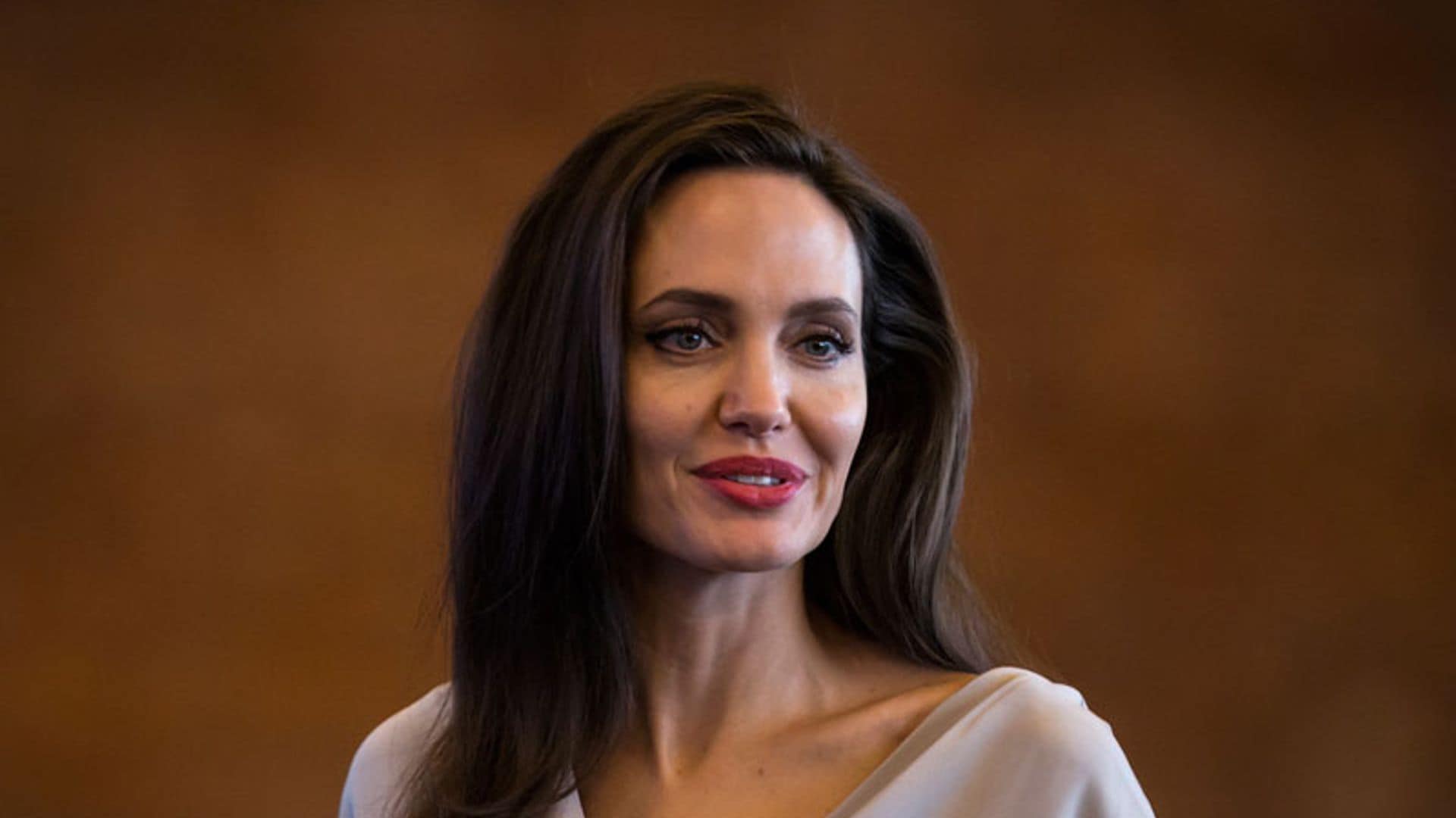 Angelina Jolie, espectacular con su 'look' en su regreso a la alfombra roja