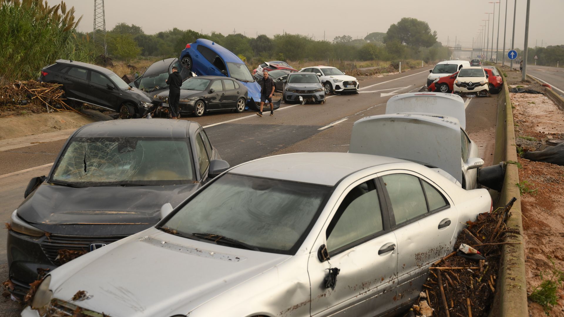 El sobrecogedor testimonio de un camionero que ve desde su cabina cómo un tornado arrasa con todo a su alrededor