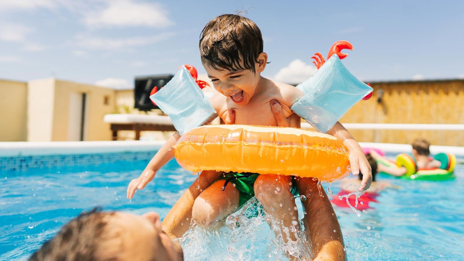 Precauciones básicas a seguir con niños para evitar riesgos con flotadores e hinchables