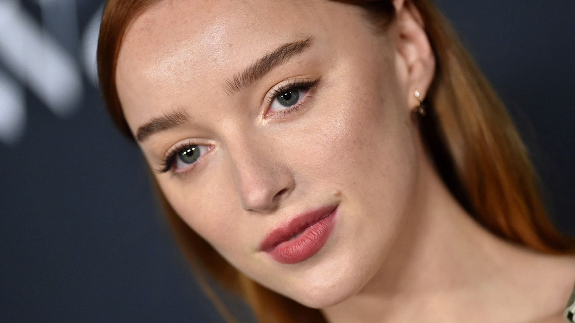 Phoebe Dynevor actualiza el vestido satinado con el look de fiesta perfecto para siluetas rectas