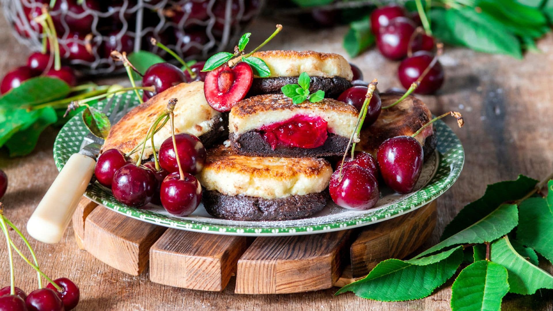 Tortitas de queso ricota y chocolate rellenas de cerezas