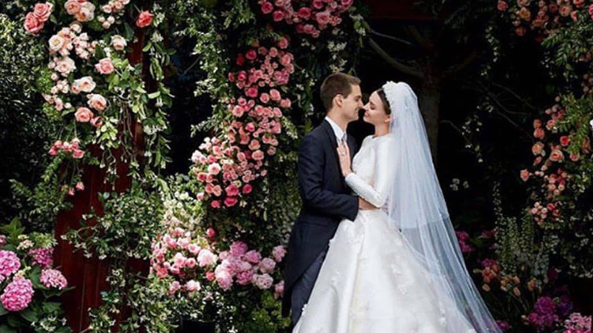 Miranda Kerr muestra su vestido de novia inspirado en el de una princesa, Grace Kelly