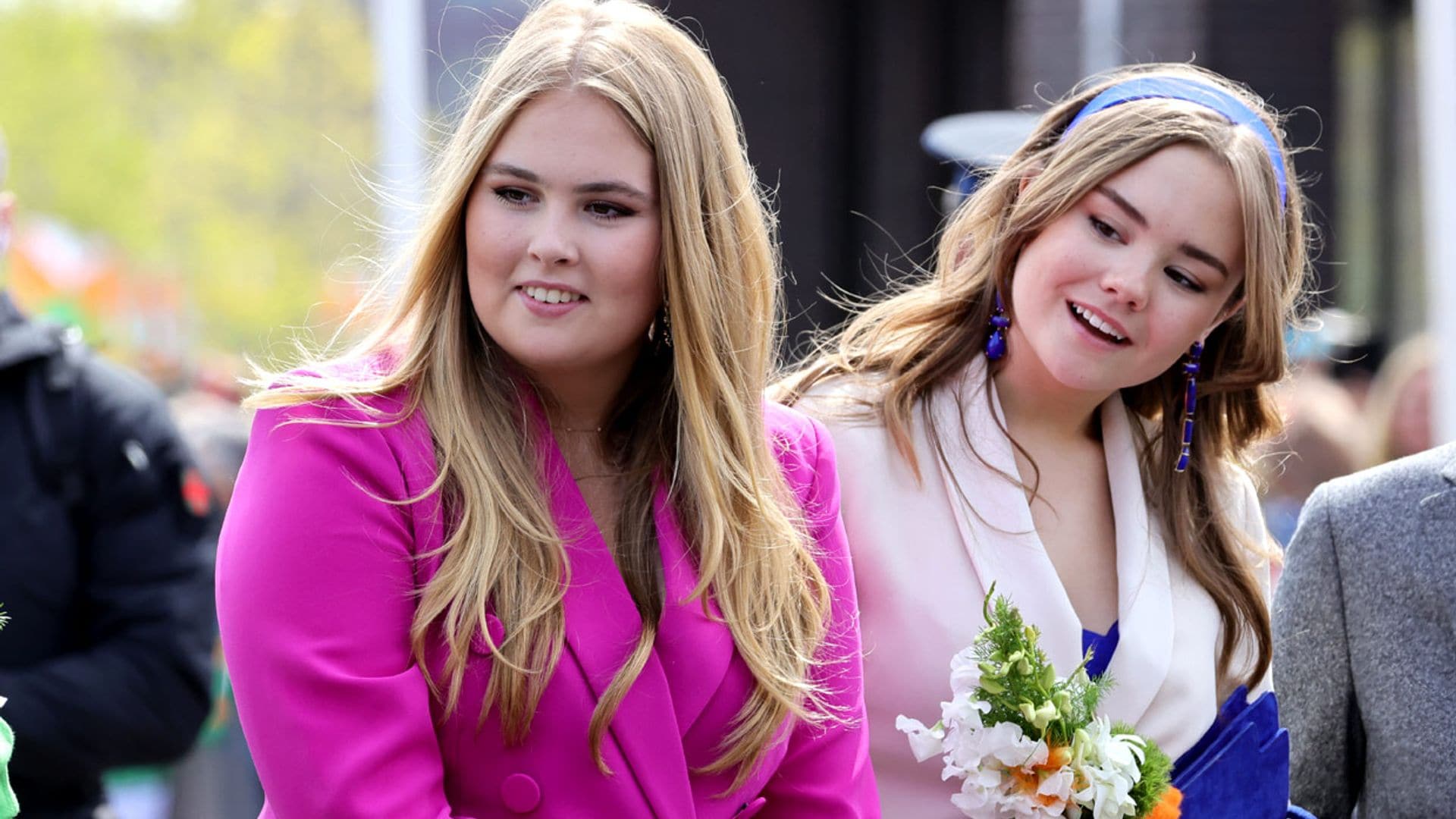 Amalia y Ariane, dos jóvenes princesas con tacones y trajes sastre de tendencia