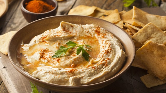 Humus con trocitos de pan para acompañar