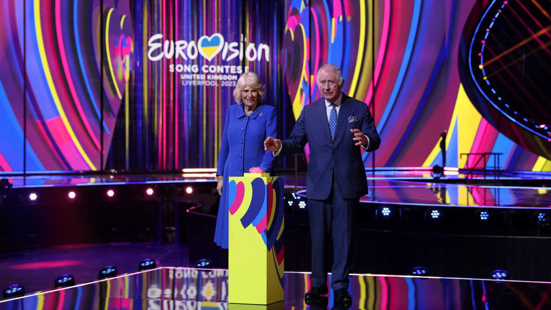 Los reyes Carlos y Camilla encienden el plató de Eurovisión antes de su coronación