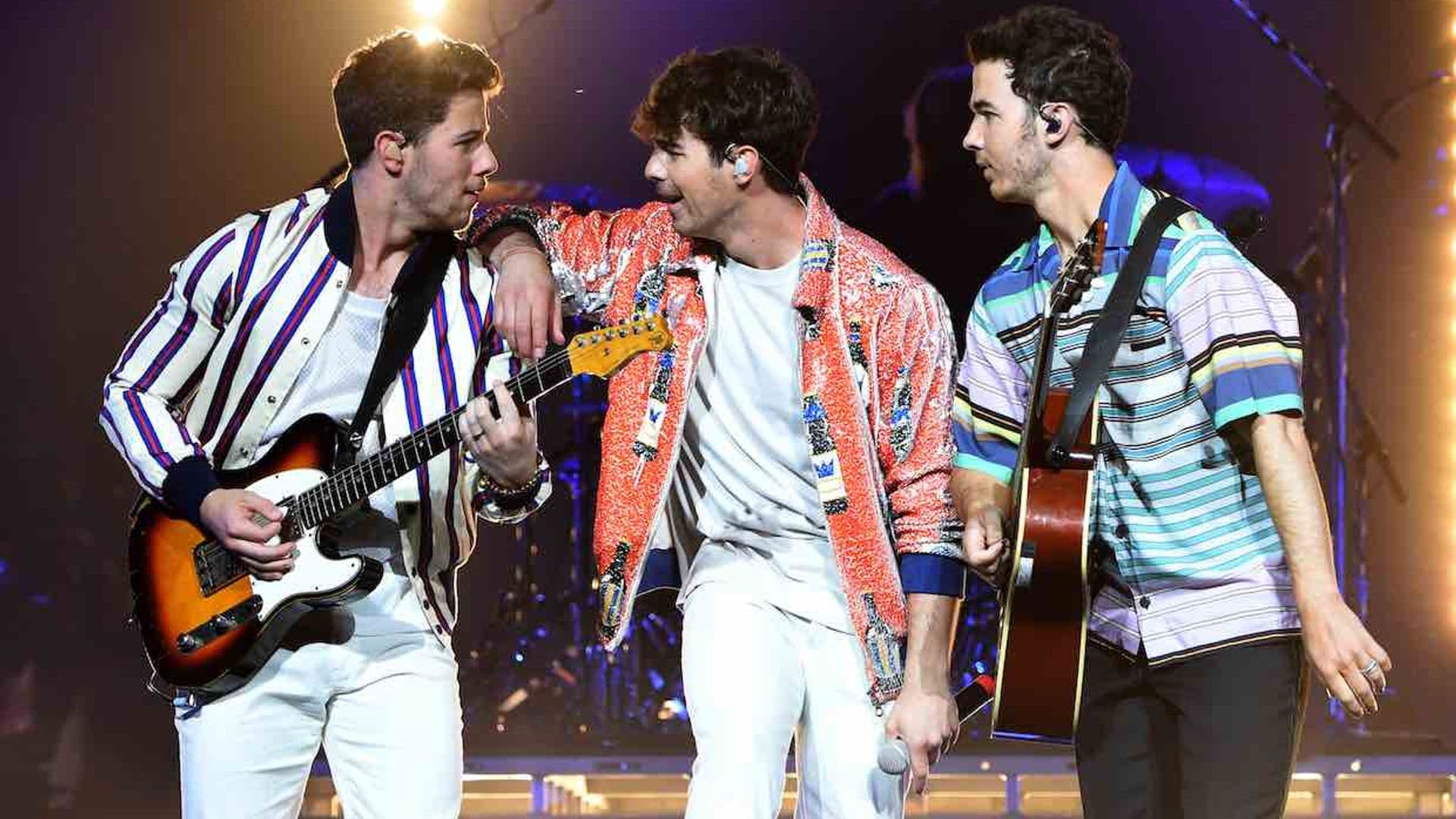 ¡Los reyes de la pista! Los Jonas Brothers sorprenden con un show improvisado en un local universitario