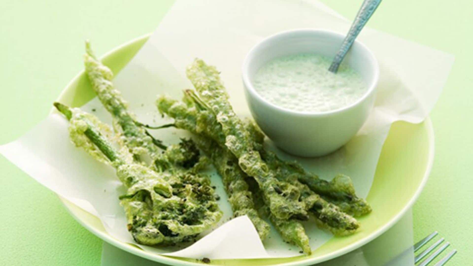 Tempura de brócoli y trigueros con salsa ligera de yogur