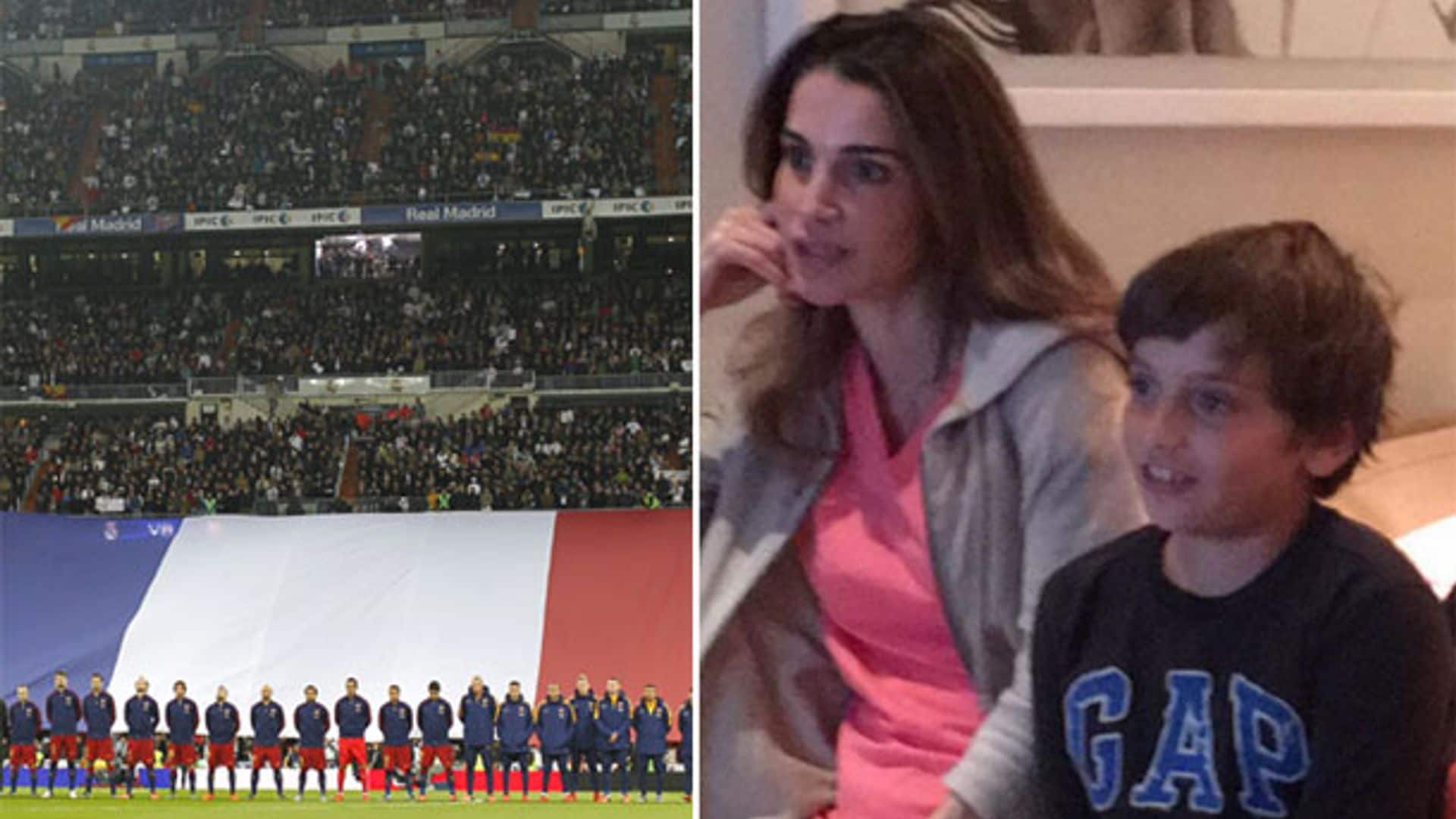 Rania de Jordania y su hijo Hashem se unen a los gritos de 'hala Madrid' y 'viva el Barça'