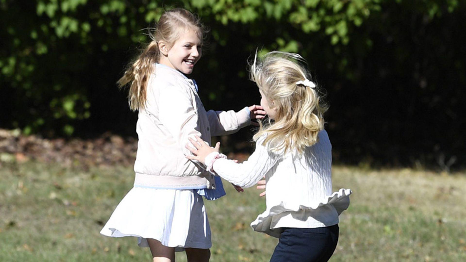 Estelle de Suecia, la niña más feliz del mundo en su primer día de colegio