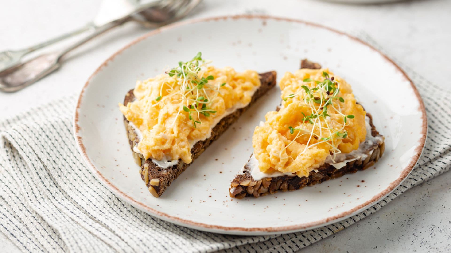 Tostadas de huevos revueltos con queso cremoso