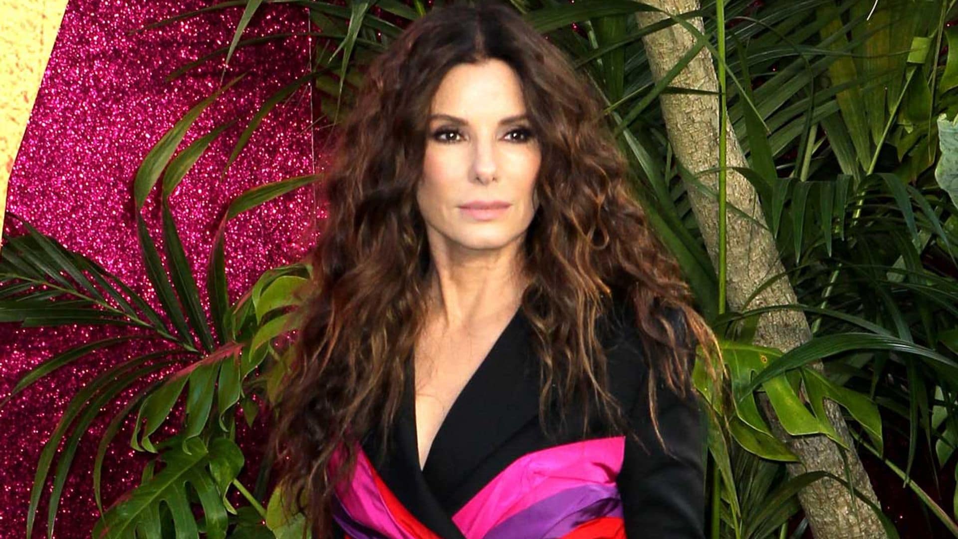 Sandra Bullock arrasa en Londres con rizos salvajes y pestañas XXL