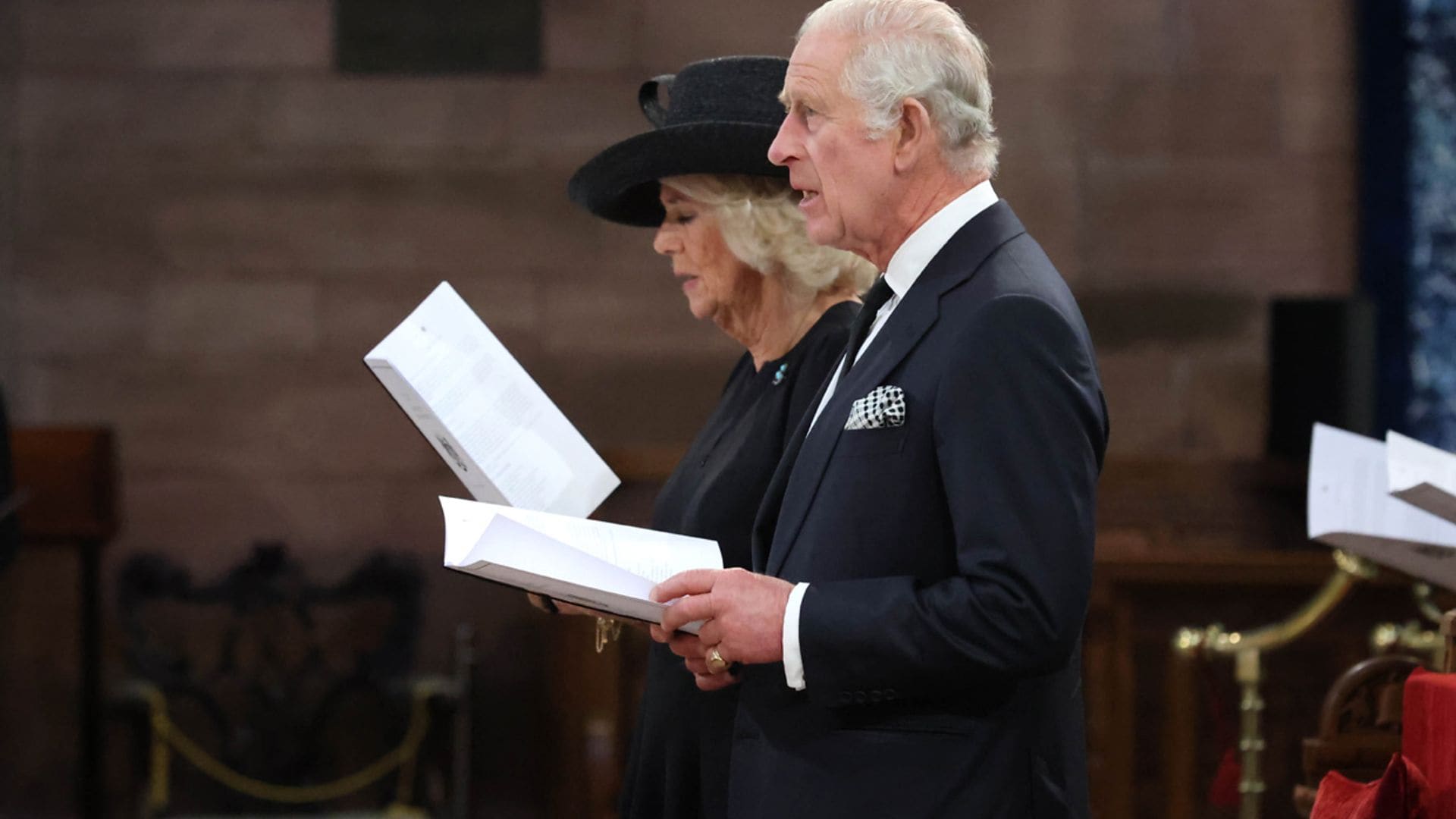 Carlos III y Camilla finalizan su primera visita a Irlanda del Norte como Reyes con un servicio religioso en la catedral de St.Anne