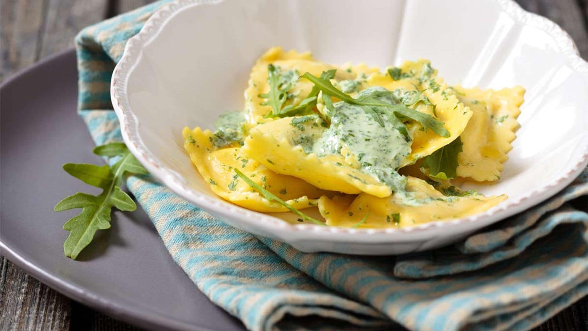 Raviolis de queso y piñones con salsa de rúcula