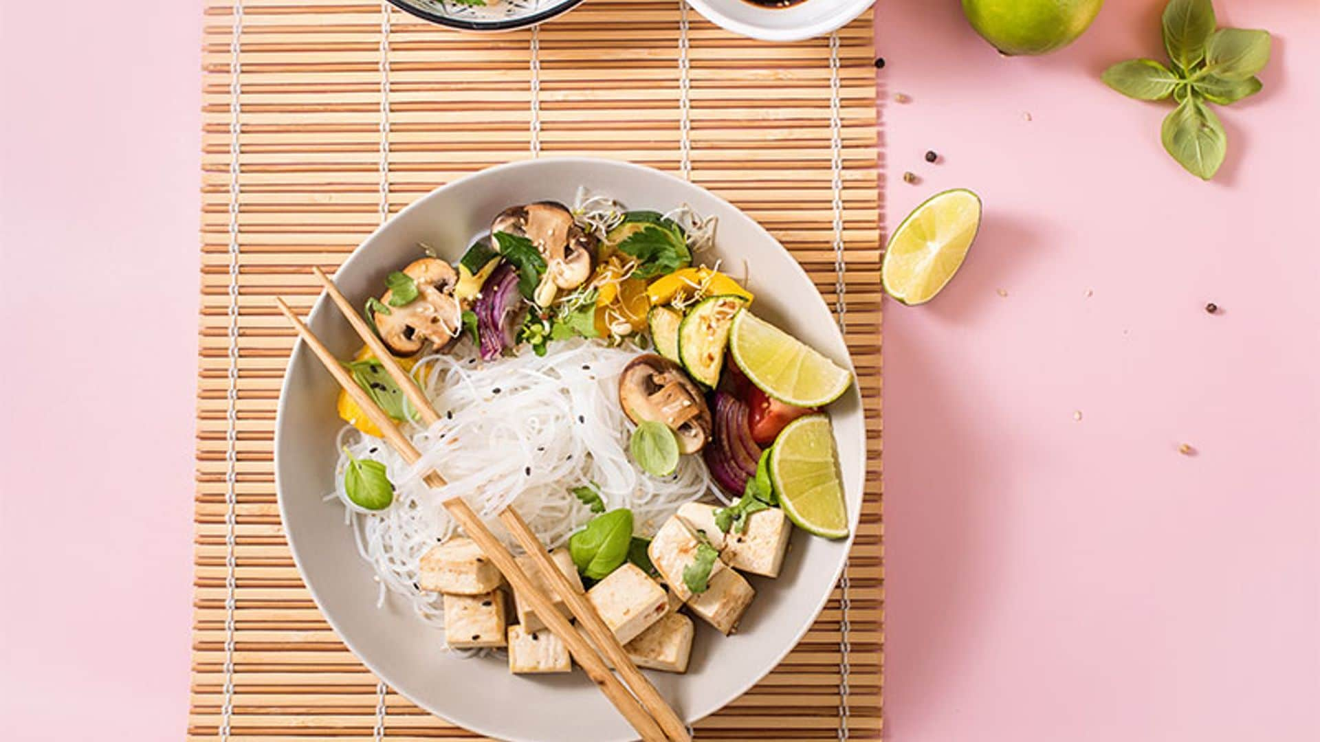 Fideos de arroz con tofu y calabacín