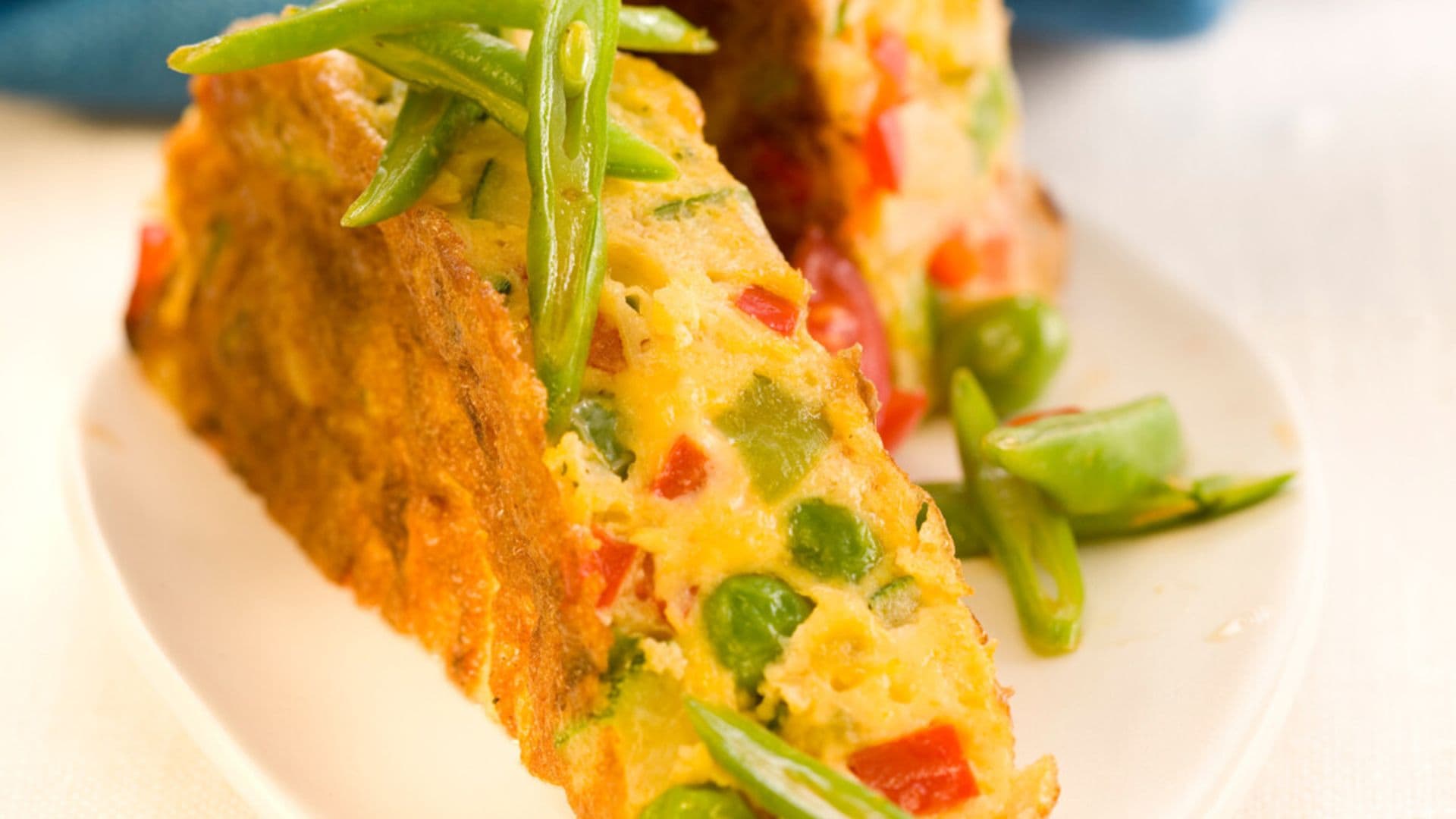 Tortilla de patatas, verduras y guisantes