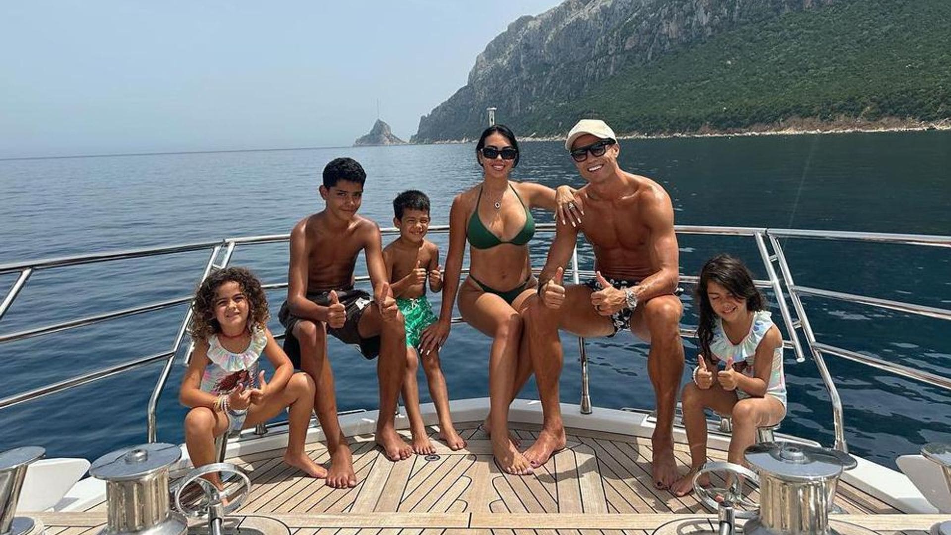 Vacaciones a todo lujo: Cristiano Ronaldo y Georgina Rodríguez disfrutan con sus hijos en un yate