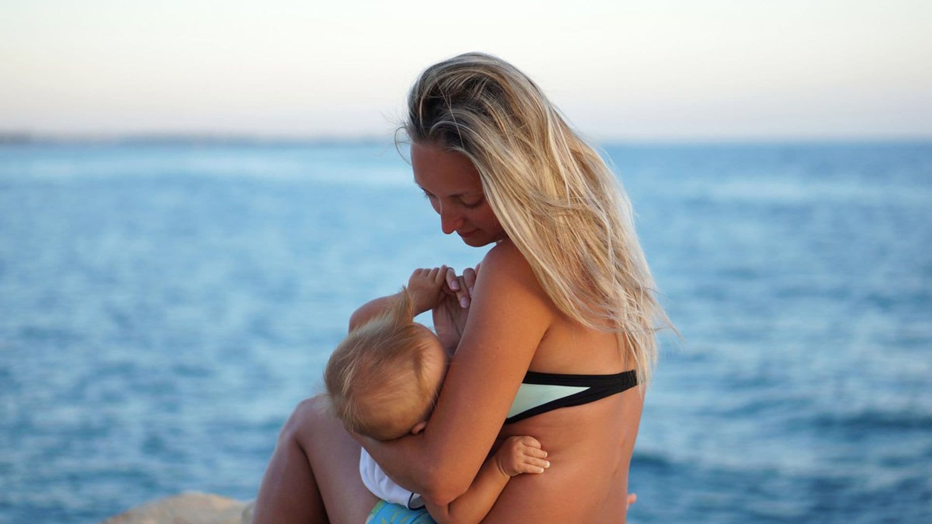 ¿Necesitan los bebés lactantes beber agua en verano?