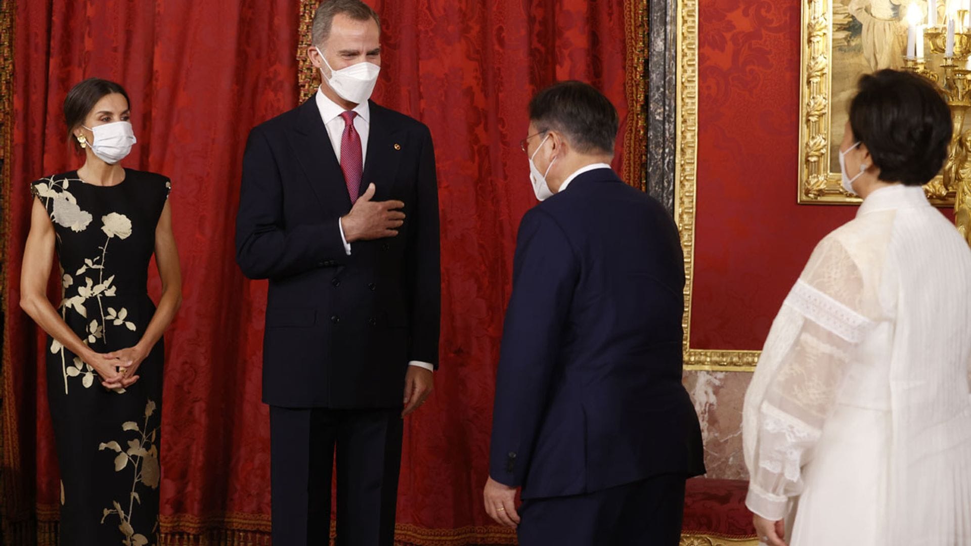 El escenario, los gestos de los Reyes y sus invitados.. los detalles de una cena de Estado diferente