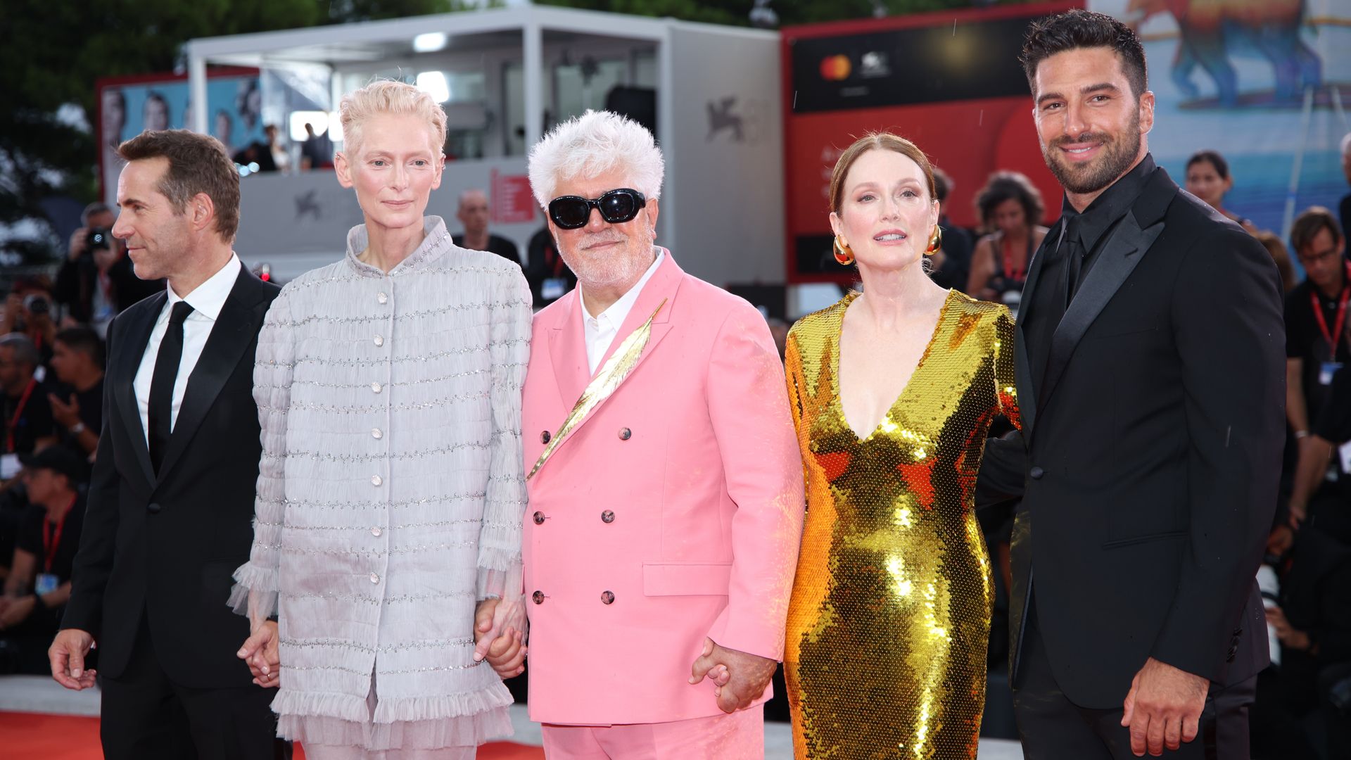 Almodóvar emociona en Venecia con su primera película en inglés junto a Julianne Moore y Tilda Swinton