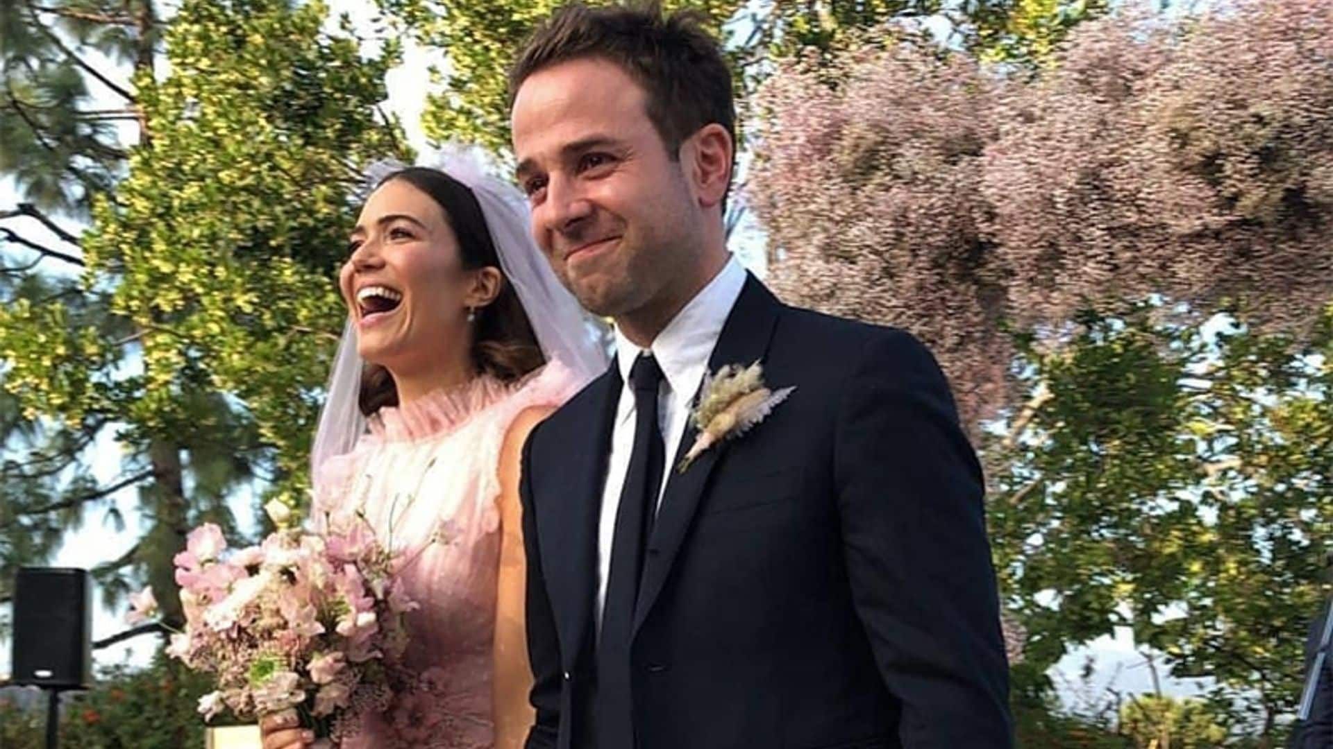 Mandy Moore, de 'This Is Us', una novia de rosa en su boda con el músico Taylor Goldsmith