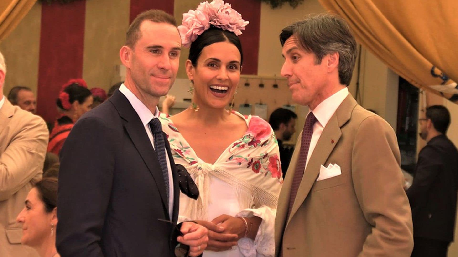 Joseph Fiennes, de 'El cuento de la criada', disfruta de la Feria de Sevilla junto a su mujer española