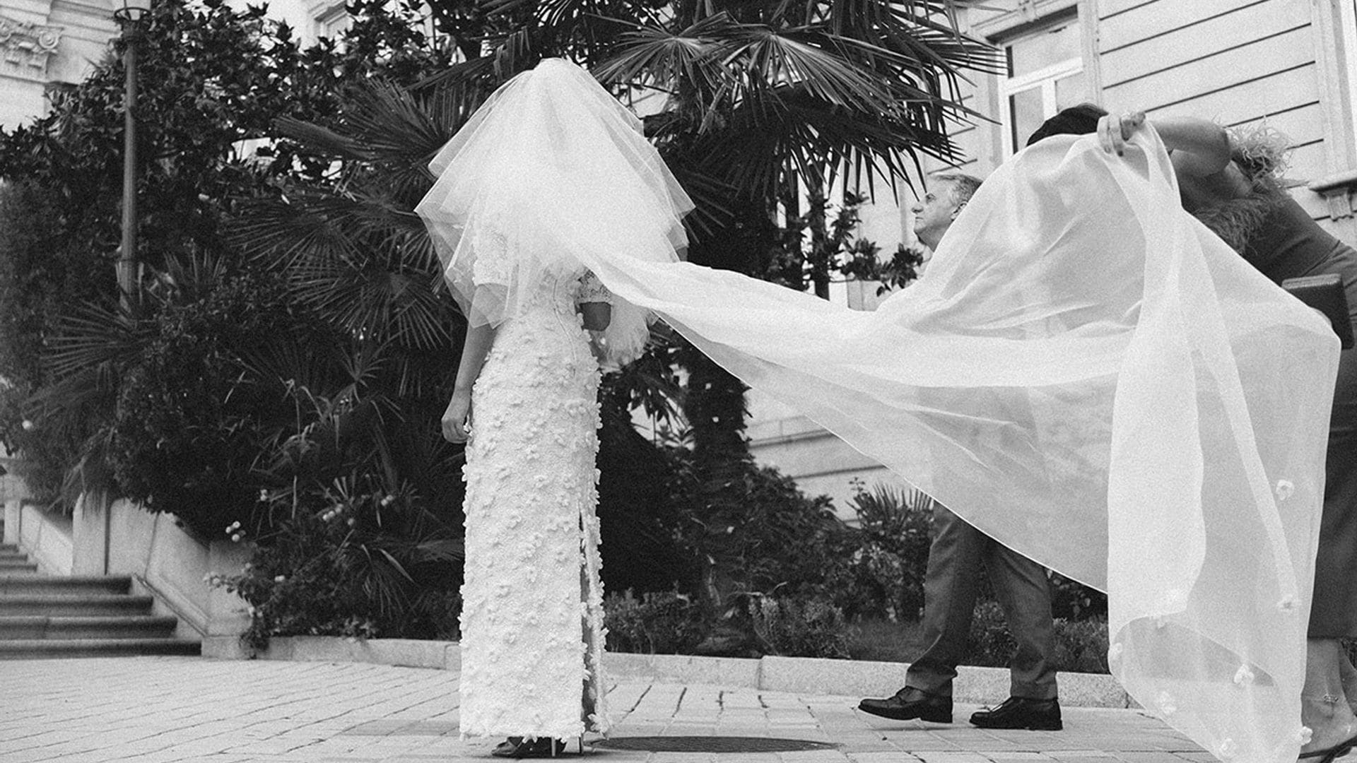 La historia de Cristina, la novia del vestido midi de flores y las sandalias plateadas