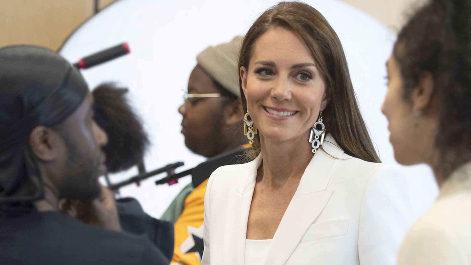 Kate moderniza su traje blanco con unos pendientes geométricos de 80 euros