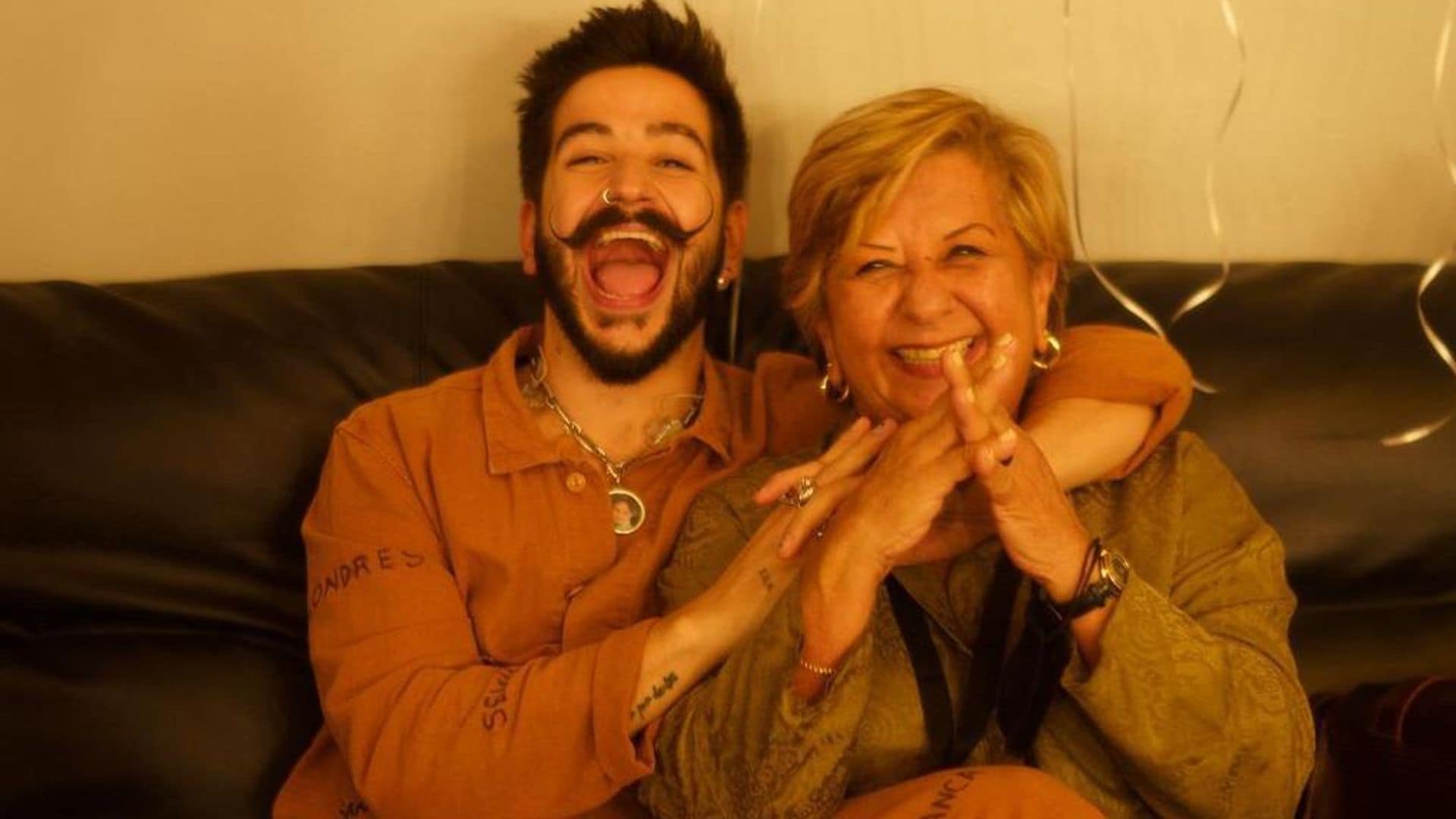 Camilo se tatúa en honor a su mamá, ¡la reacción de ella es increíble!