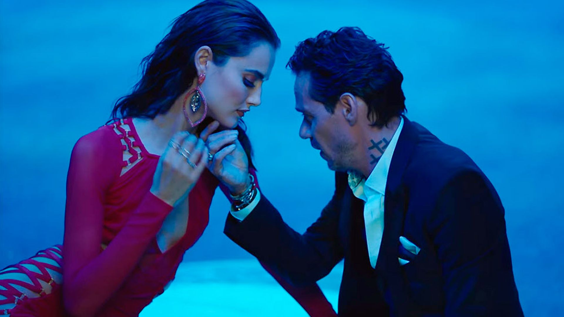 Blanca Padilla enamora a Marc Anthony en su último videoclip