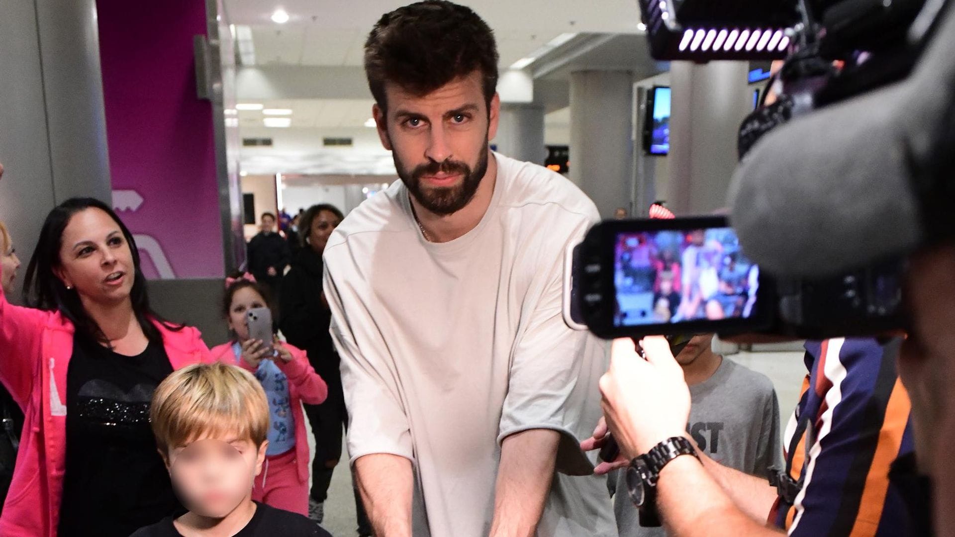 Milan y Sasha regresan a Miami con Piqué; no van a la boda de su tío Marc