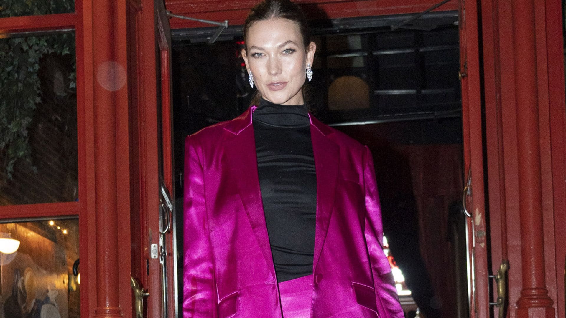 El flechazo de Karlie Kloss con los 'stilettos' joya que solucionan todos los looks de invitada