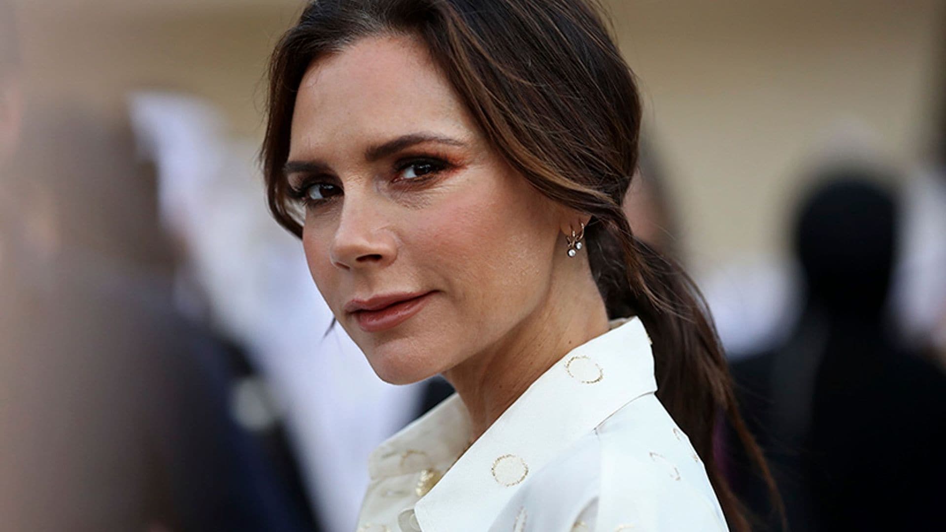 Victoria Beckham le copia a la madrina de Harper su mejor truco de belleza