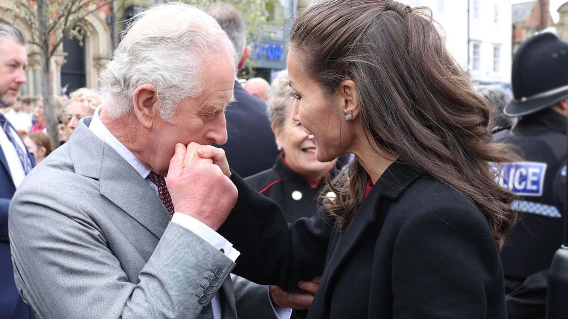 El del príncipe Carlos a la reina Letizia, un saludo regio