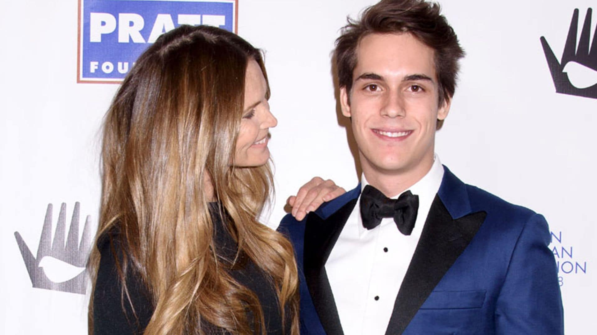 Elle Macpherson, la supermodelo de los 90 presume de hijo sobre la alfombra roja