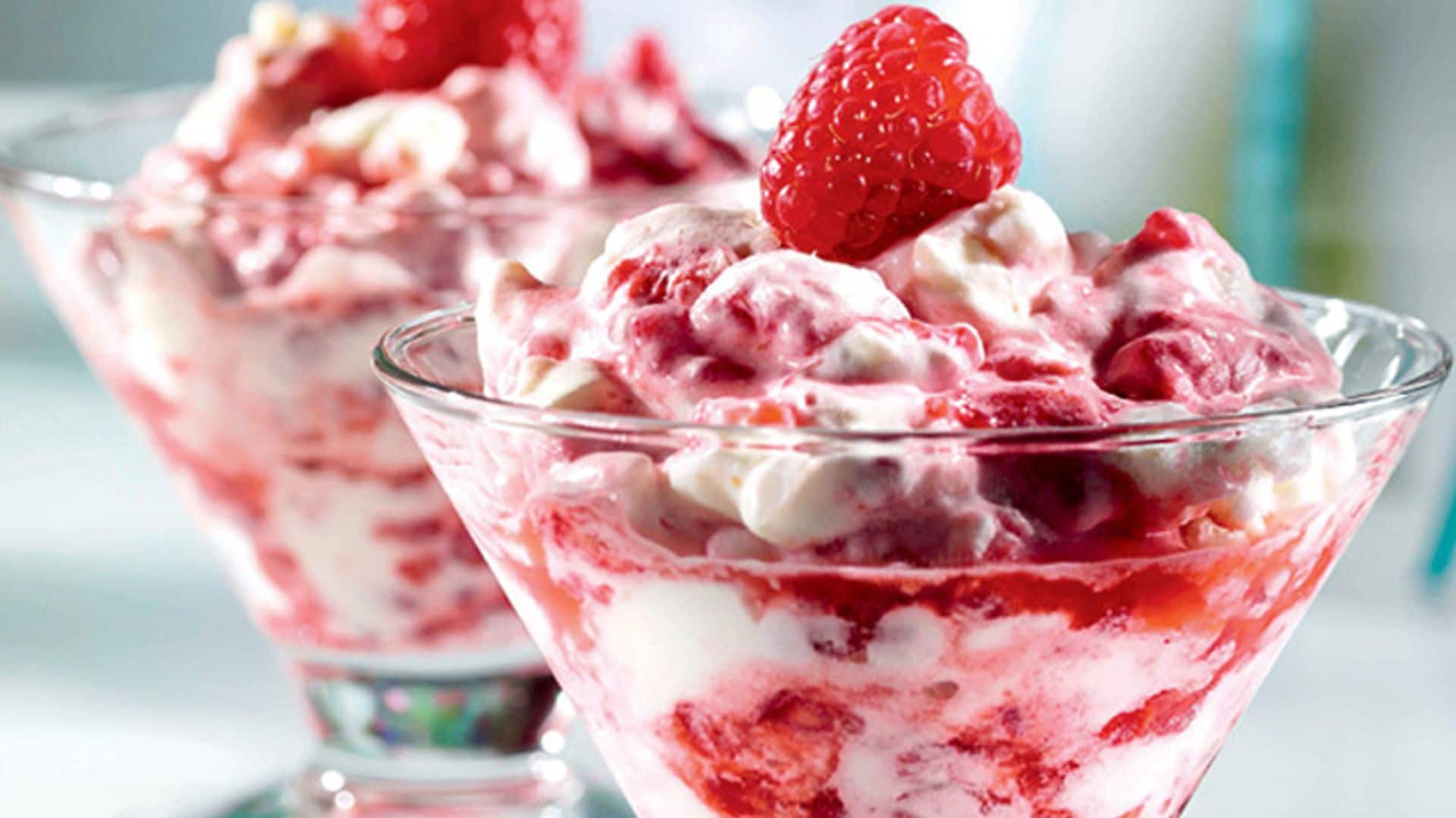 Copa de fresas, nata y merengue