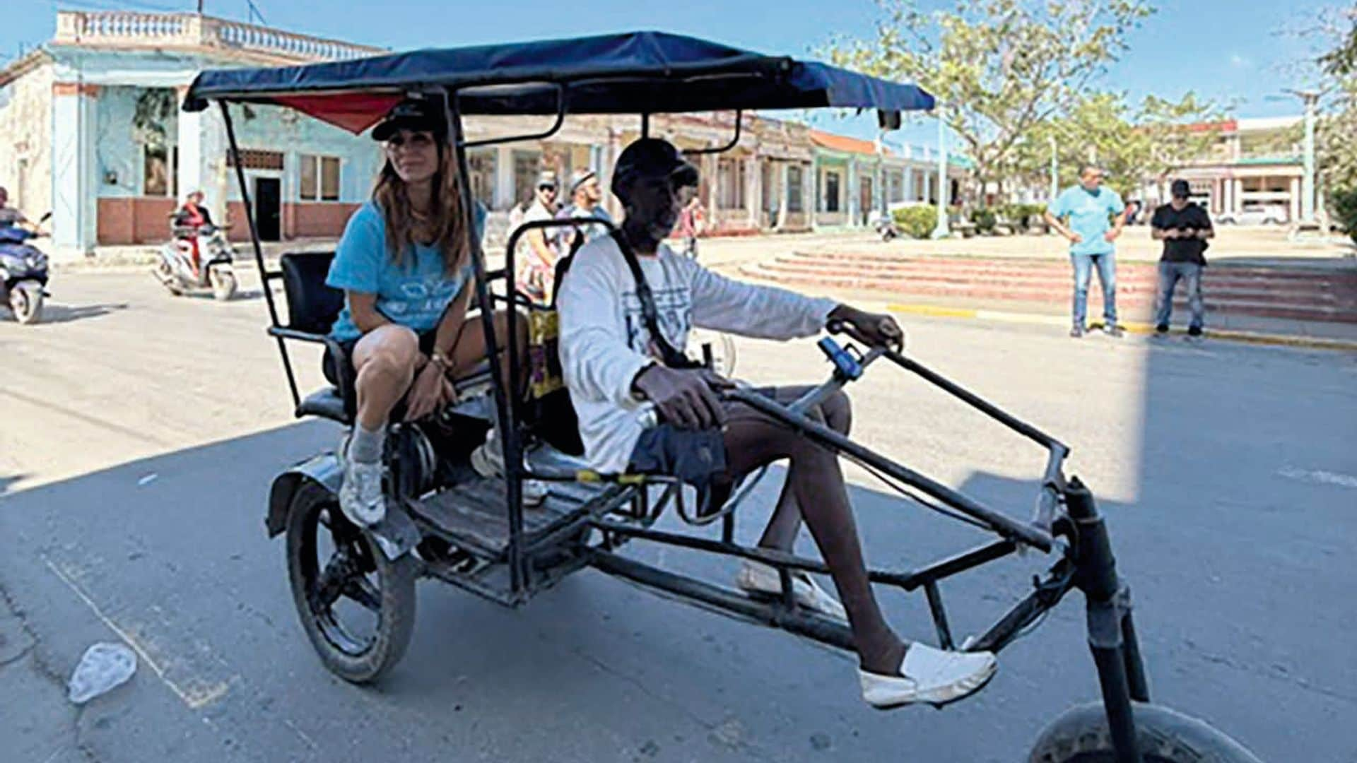 Elena por las calles de Cuba