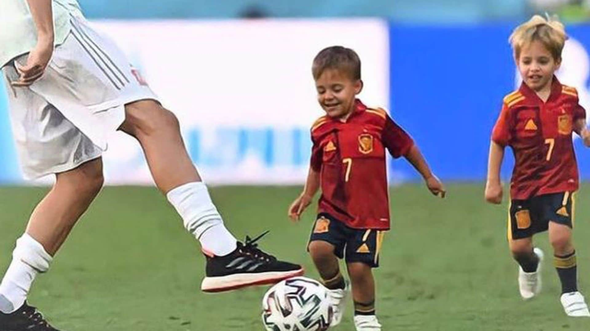 Los hijos de los futbolistas imitan a sus papás para celebrar la victoria de la selección española