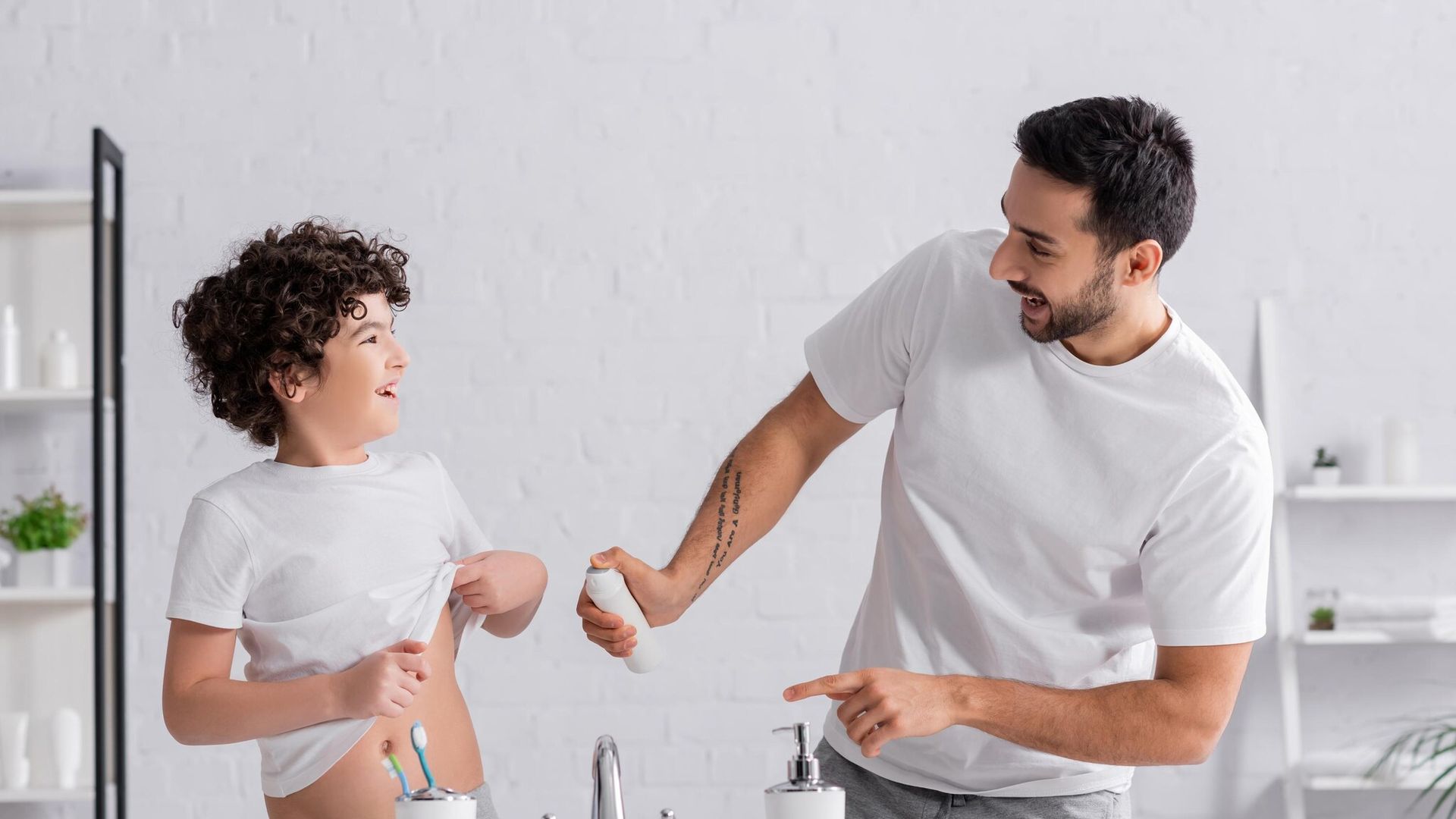 padre e hijo en el ba o jugando