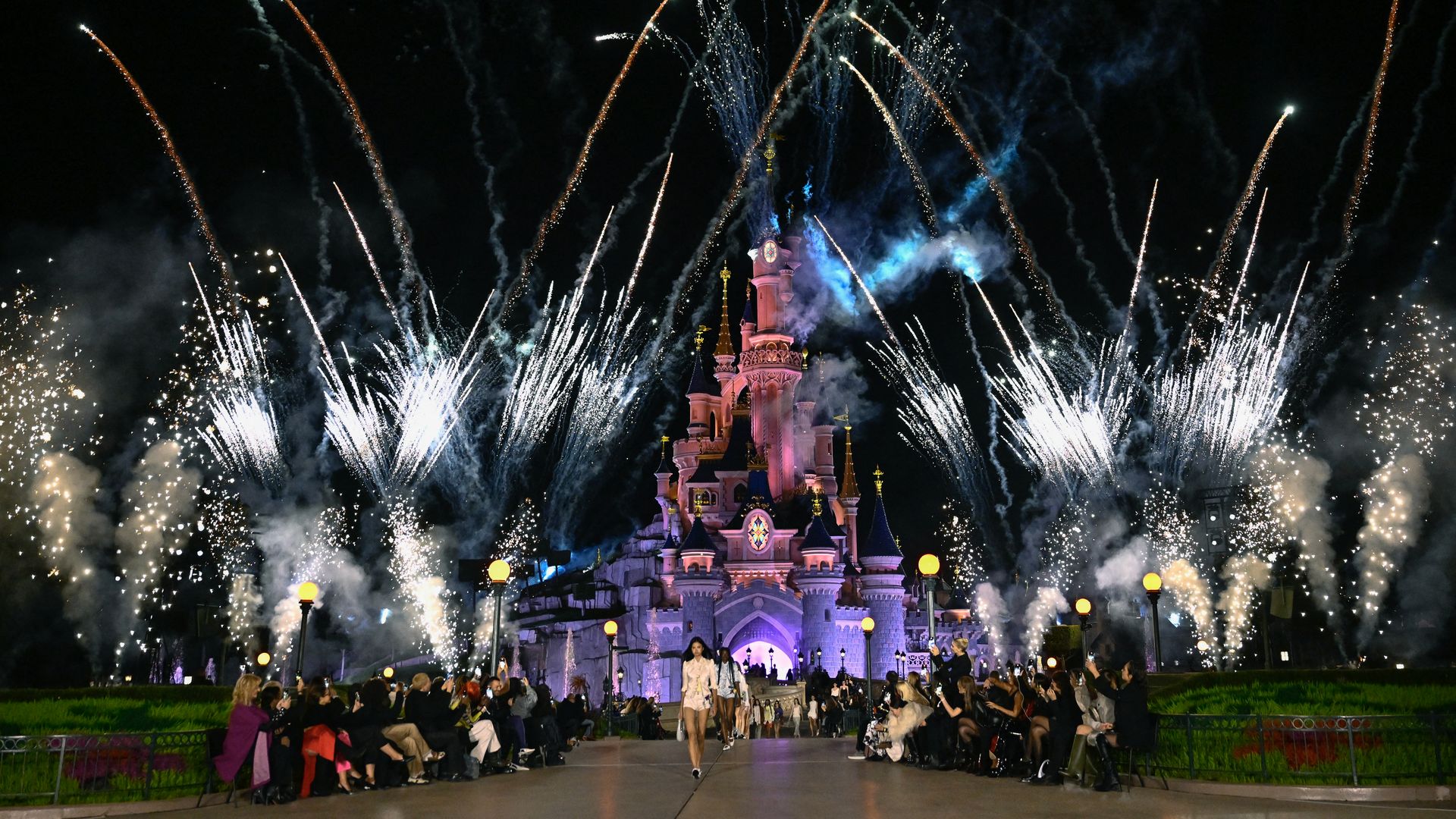 Coperni hace historia al fusionar moda y fantasía en un desfile sin precedentes en Disneyland París