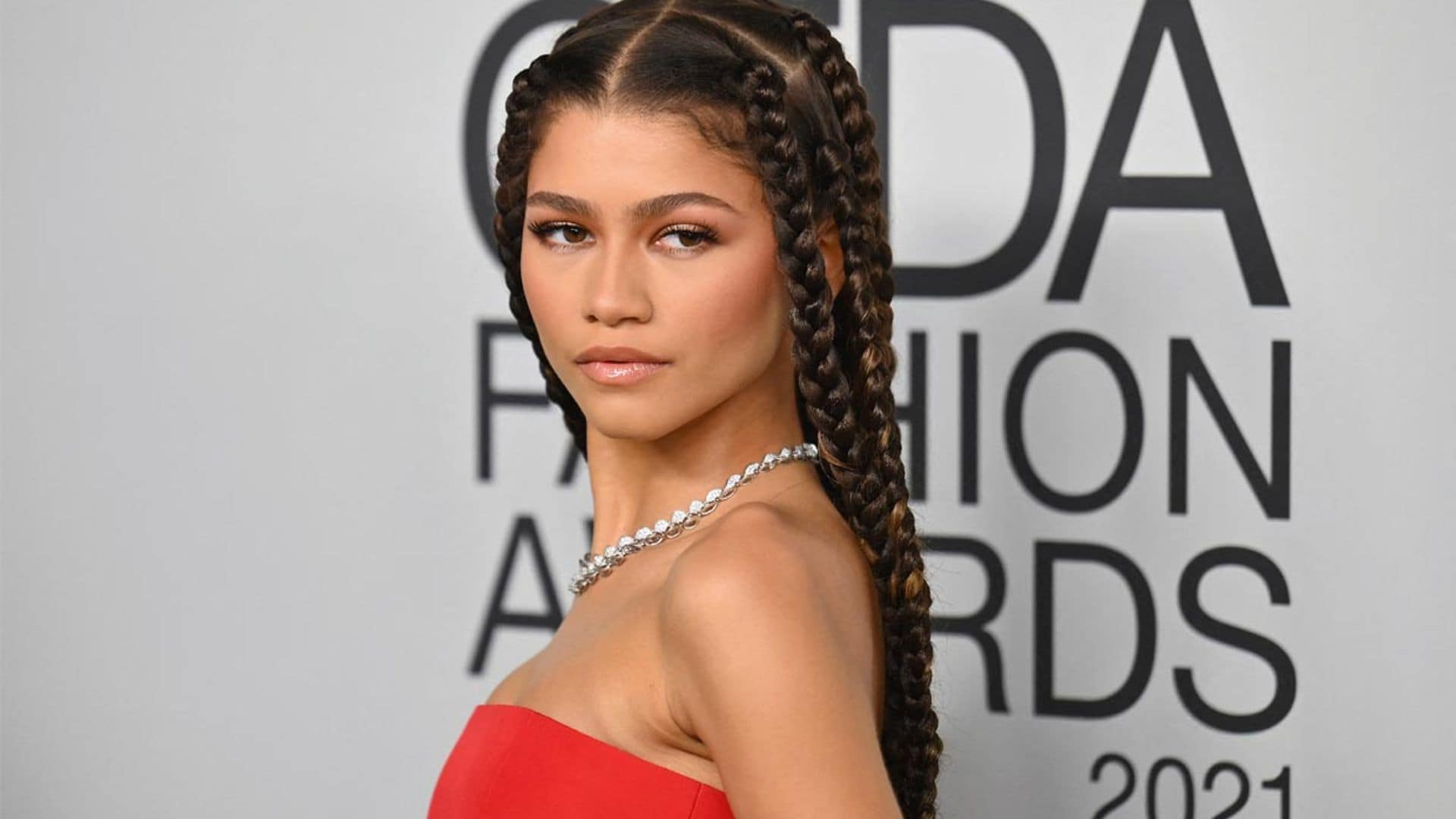 De Zendaya a Addison Rae: las 'celebrities' que te inspirarán en tu maquillaje de Navidad