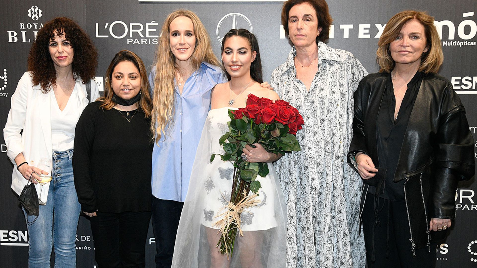 Ynés Suelves, arropada por su tía Blanca y parte de su familia en su debut en Fashion Week Madrid