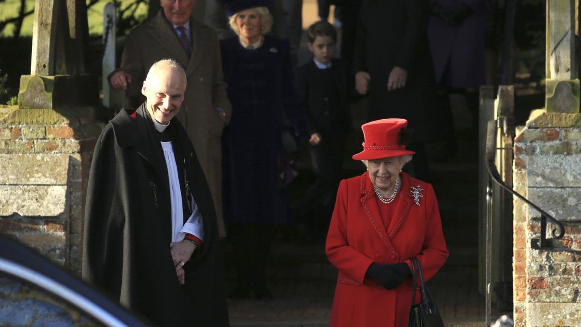 Isabel II ve como una de sus tradiciones más arraigadas pende de un hilo