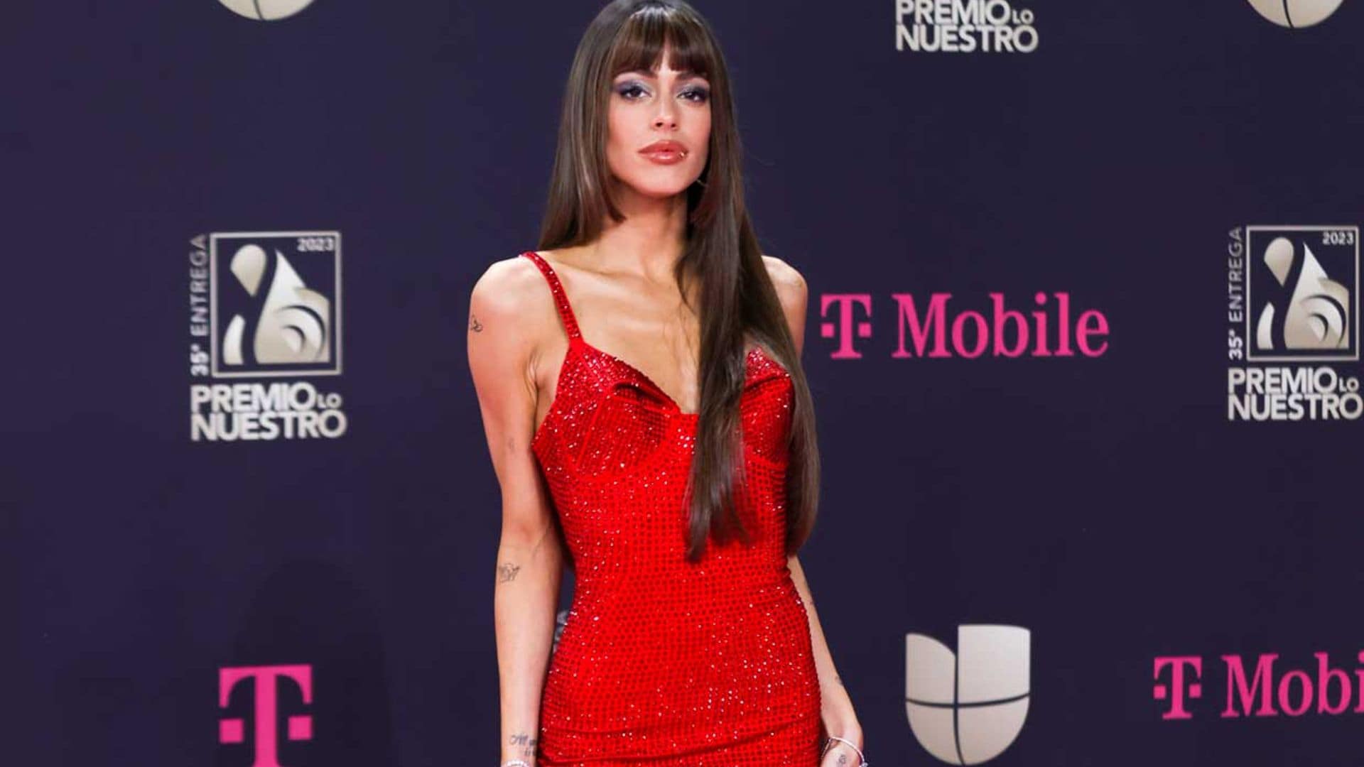 Tini Stoessel se apunta al rojo más brillante para atraer las miradas en el Premio Lo nuestro 2023