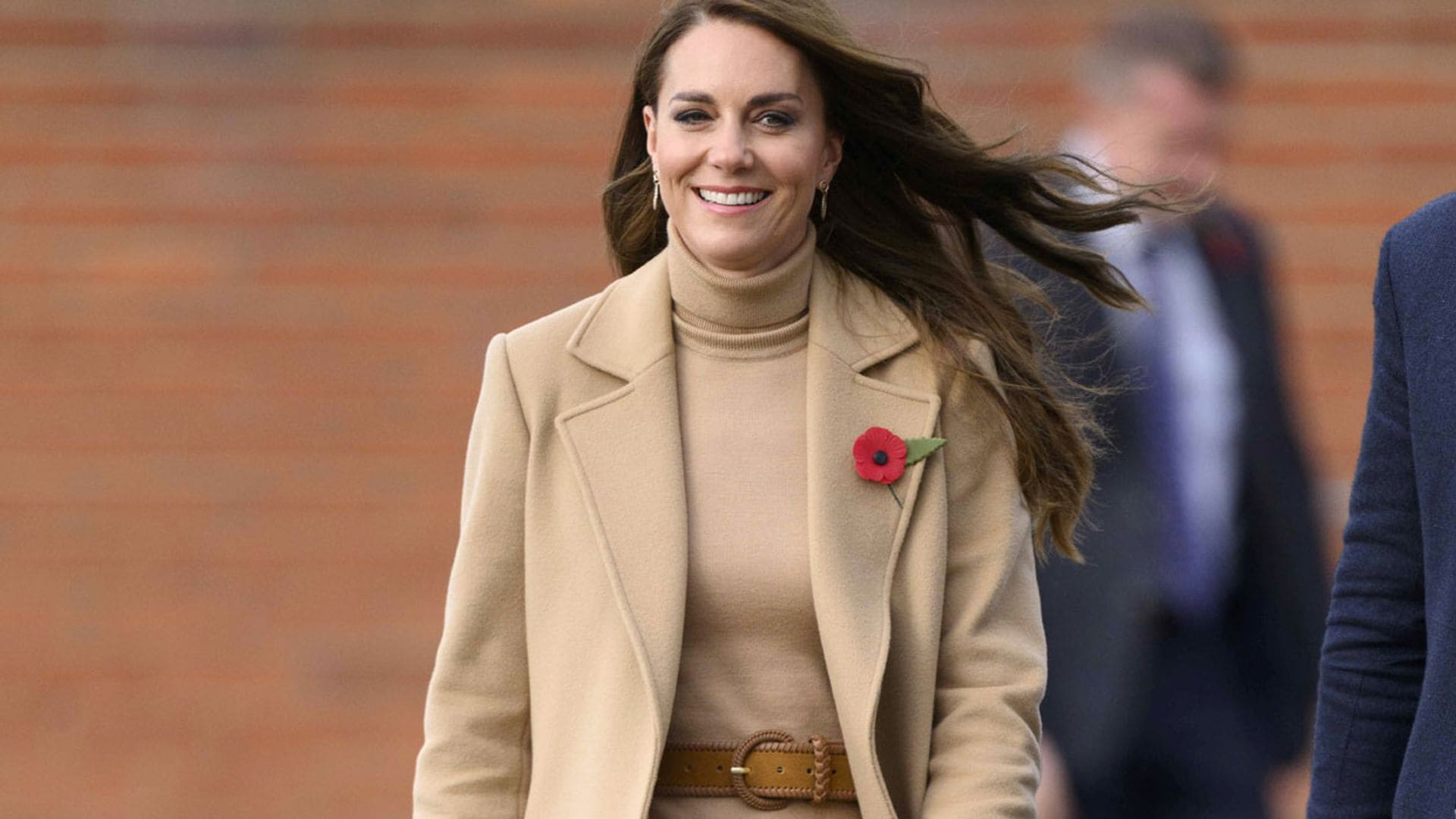 El abrigo más atemporal y un minibolso con raíces españolas: Kate Middleton acierta en su regreso