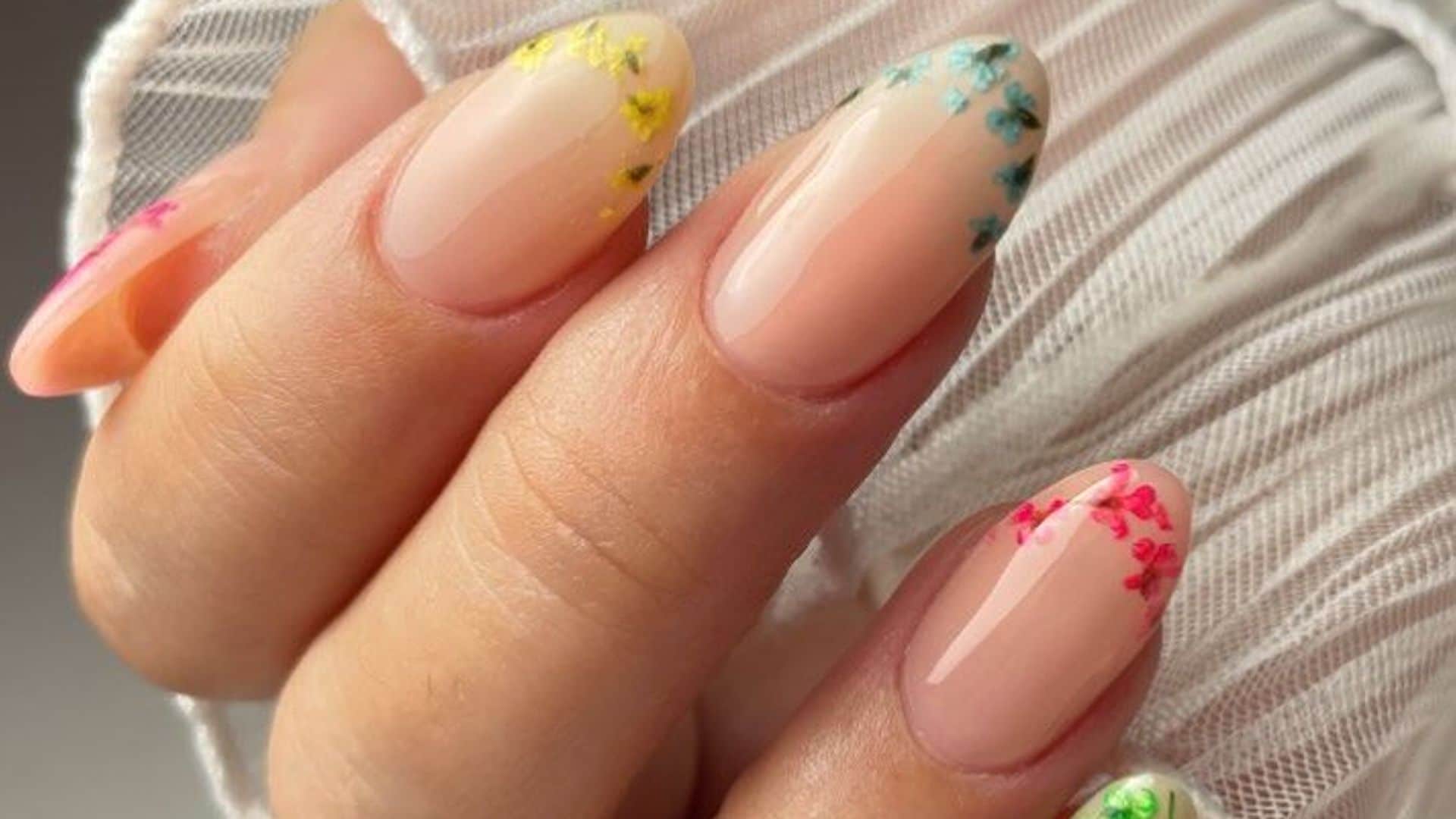 'Dip powder nails’: todo sobre el nuevo método de manicura en casa que desbanca a las clásicas uñas permanentes