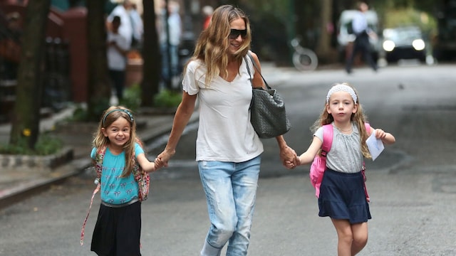Sarah Jessica Parker con sus hijas Tabitha y Loretta paseando por Nueva York en septiembre de 2015