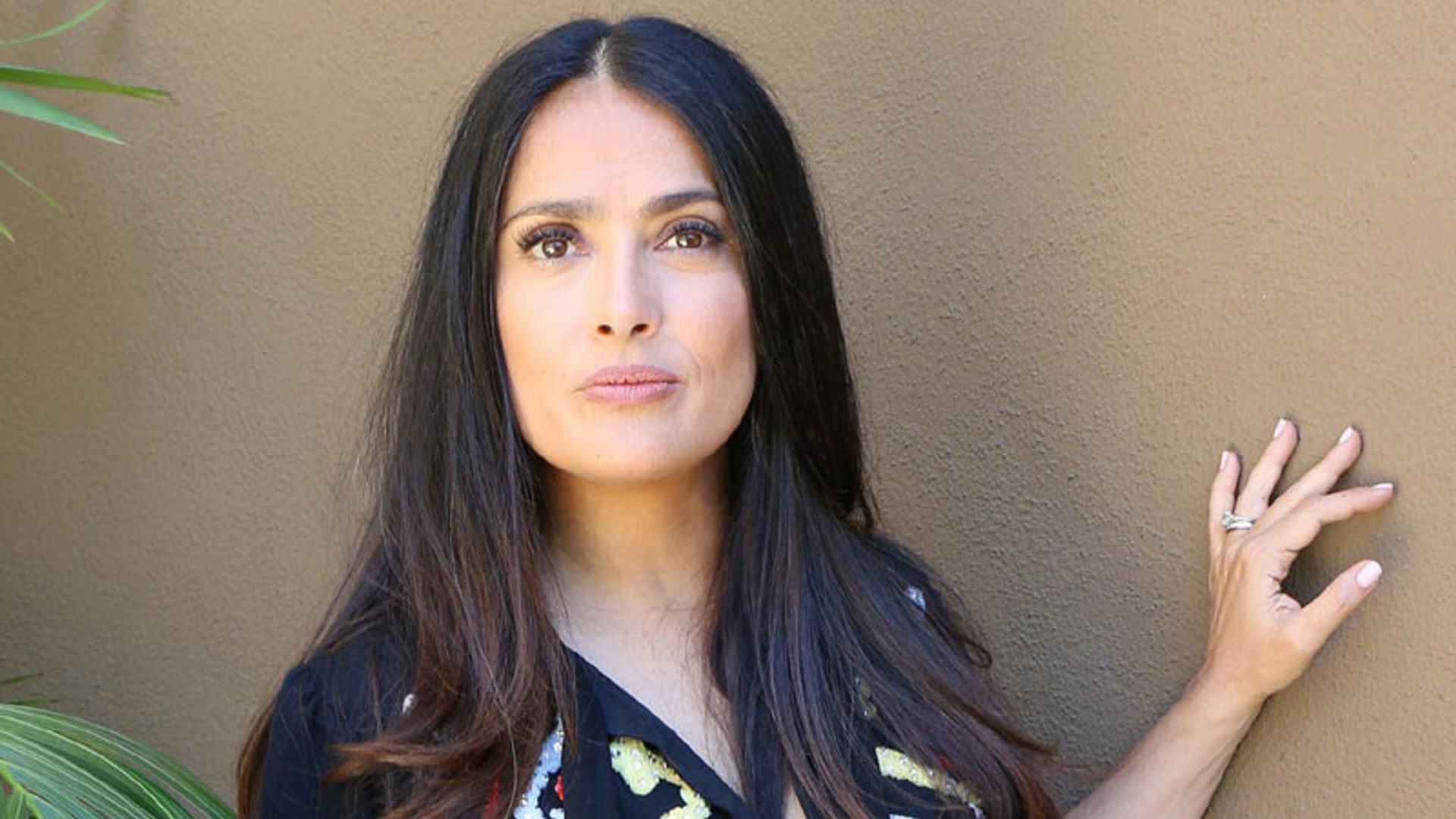 El emocionante mensaje de Salma Hayek tras la muerte de 'su Lupe'