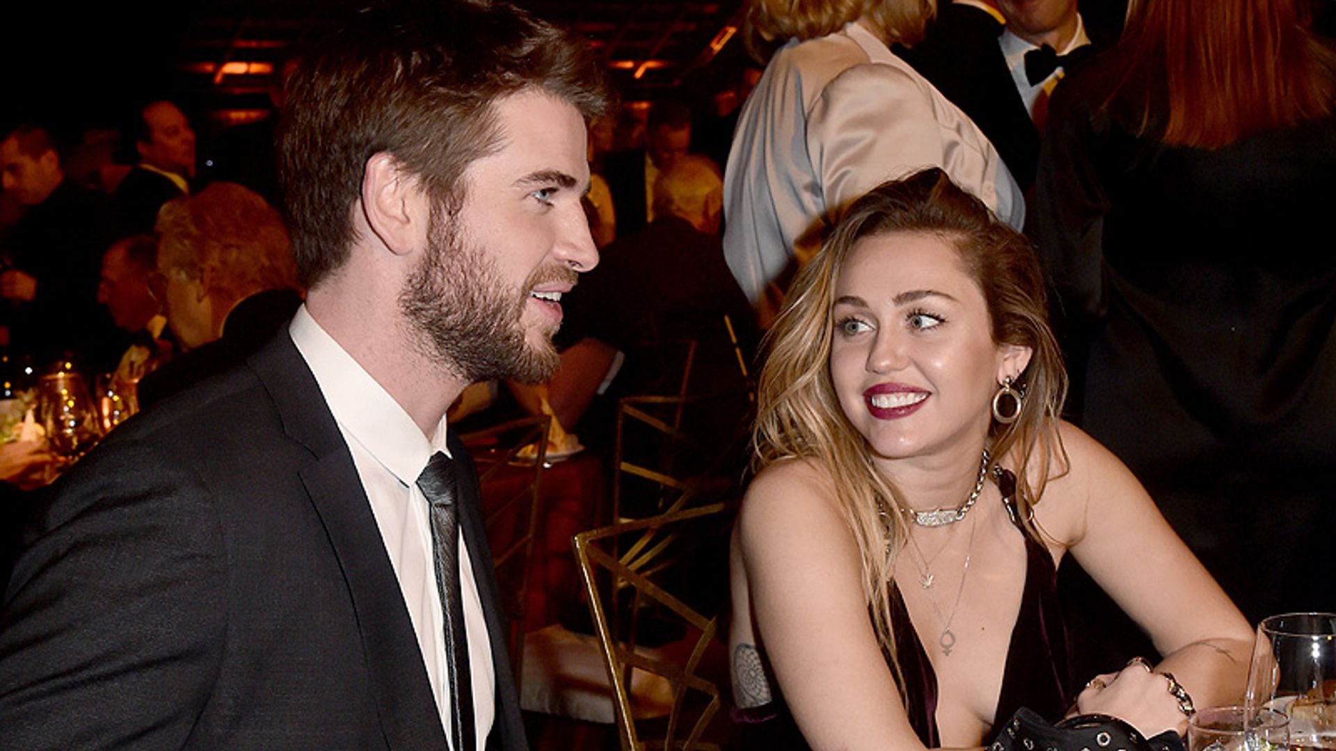 Miley Cyrus y Liam Hemsworth reaparecen así de enamorados tras su boda