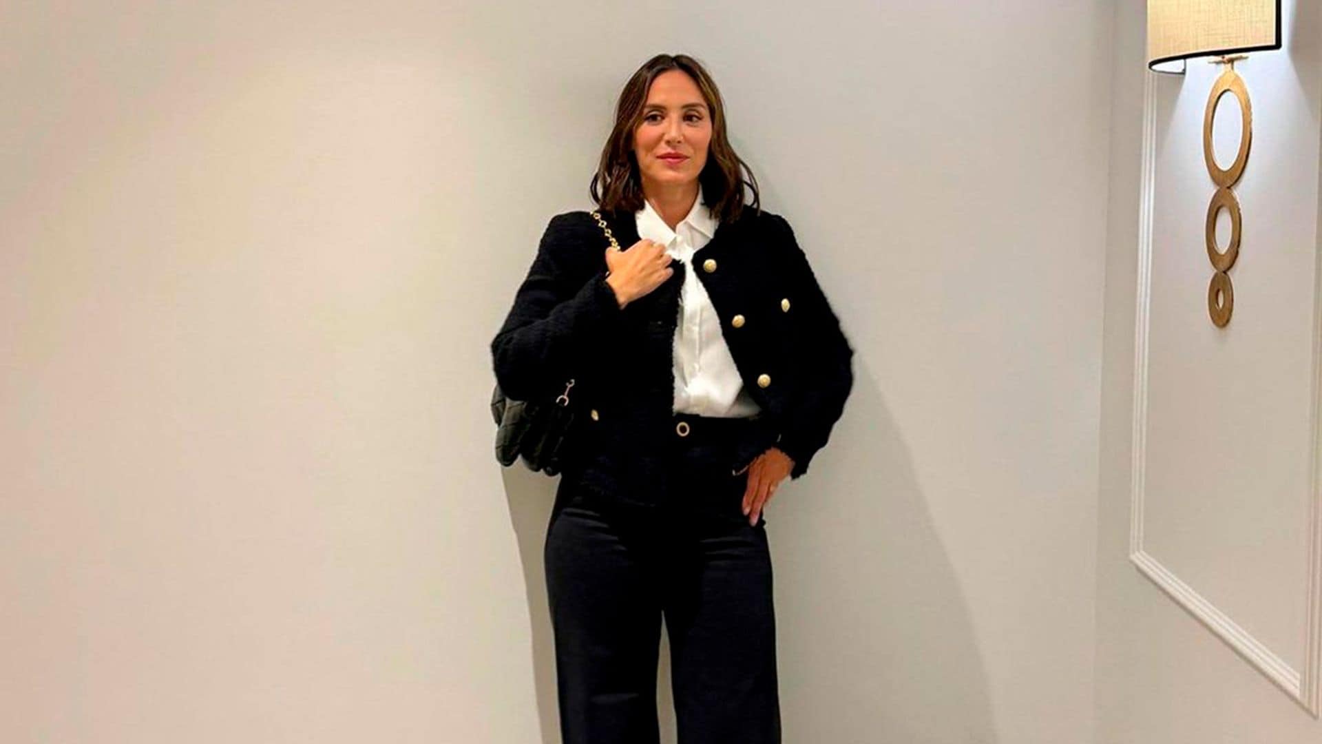 El infalible look parisino de Tamara Falcó con chaqueta de 'tweed' y tacones sensatos